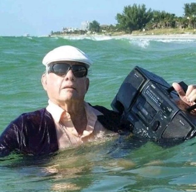 17. Ono kad želiš impresionirati mlađe cure na plaži...