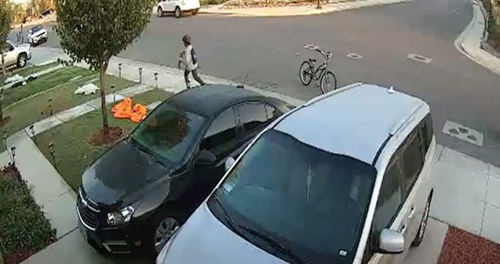 VIDEO Dječak je uočio torbicu na cesti i učinio nešto što vraća vjeru u ljudskost