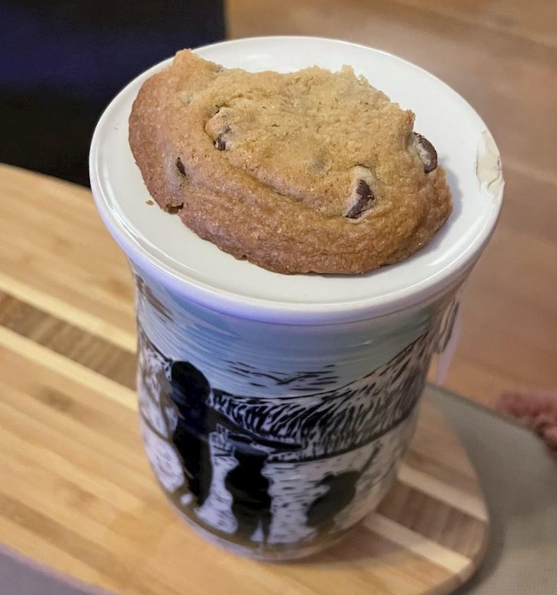 9. Savršen trik za one koji vole keksiće uz čaj ili kavu - stavite tanjurić na svoj vrući napitak, i na njega svoj omiljeni keksić - tako će postati savršeno topao i mekan!