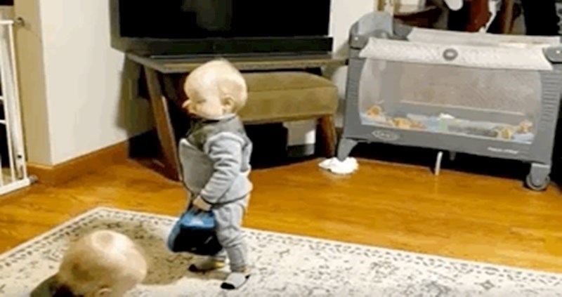 Klinac je kuler od malih nogu, izveo je nešto preslatko s kapom