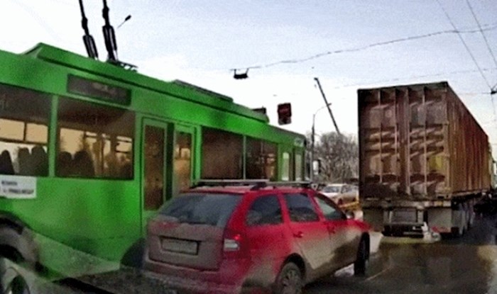 Ovaj tip hitno treba na psihijatriju, morate vidjeti koji je kaos napravio