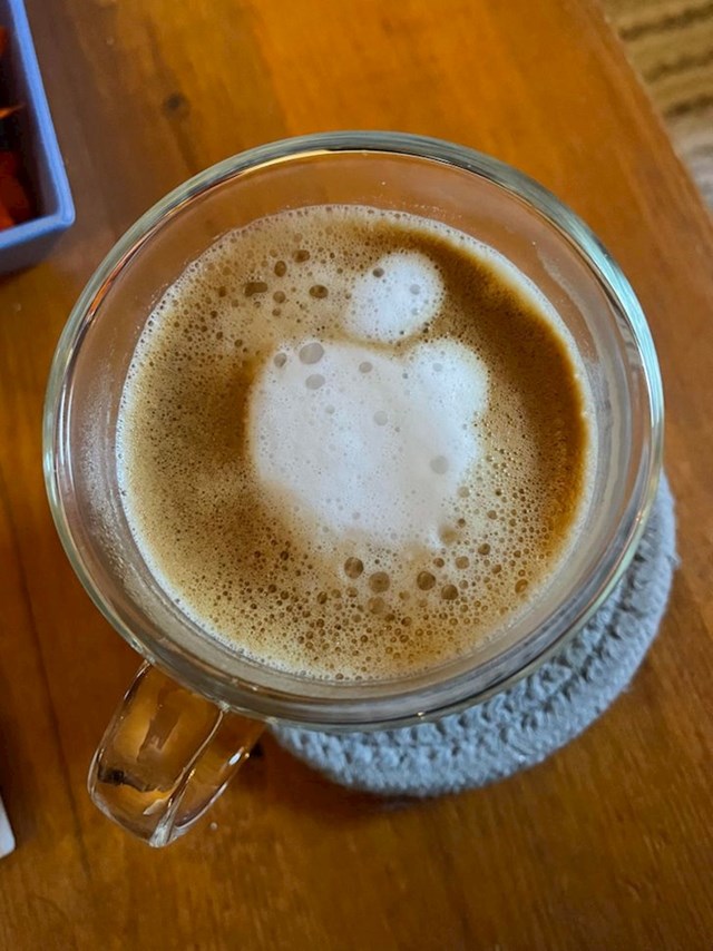 15. Appleov logo u kavi