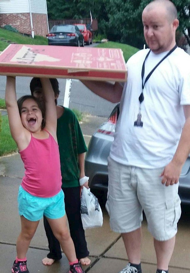 14. Želimo vam svima da pronađete nešto što vas veseli kao jumbo pizza ovu djevojčicu!😄