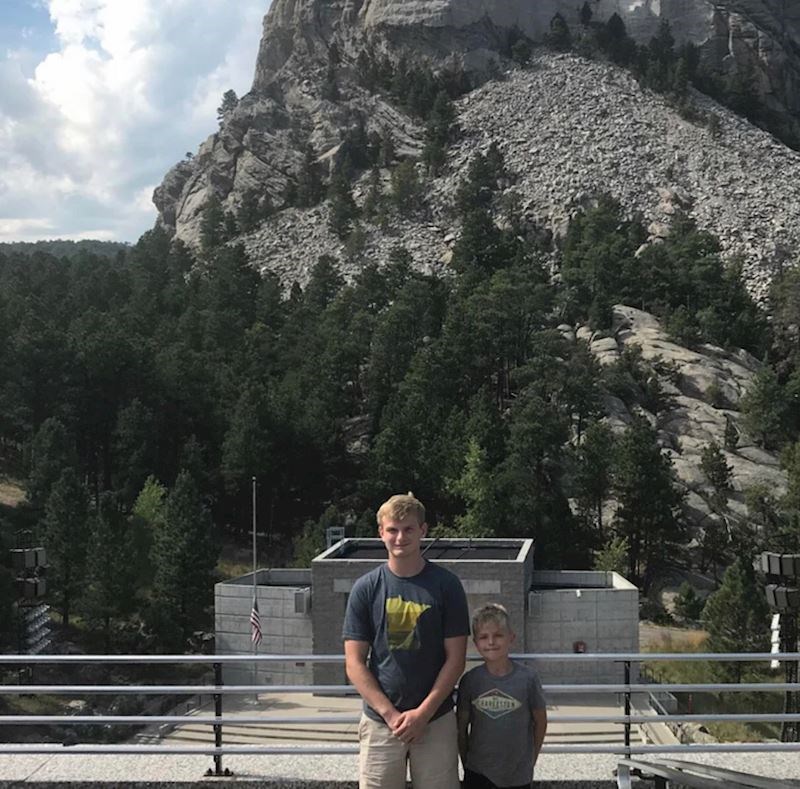 11. Brat i ja na planini Rushmore. Morat ćete nam vjerovati na riječ, jer mama nije uspjela u kadru uhvatiti niti jedno lice u stijeni