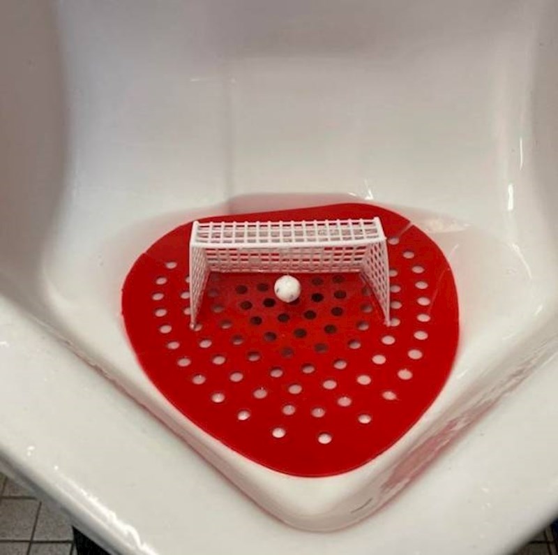 15. Lopta i gol u pisoaru