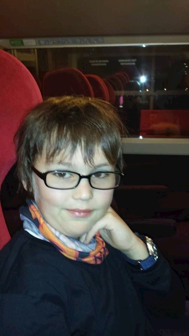 2. Ovo sam ja s 11 godina, premda izgledam kao 40-godišnja knjižničarka.