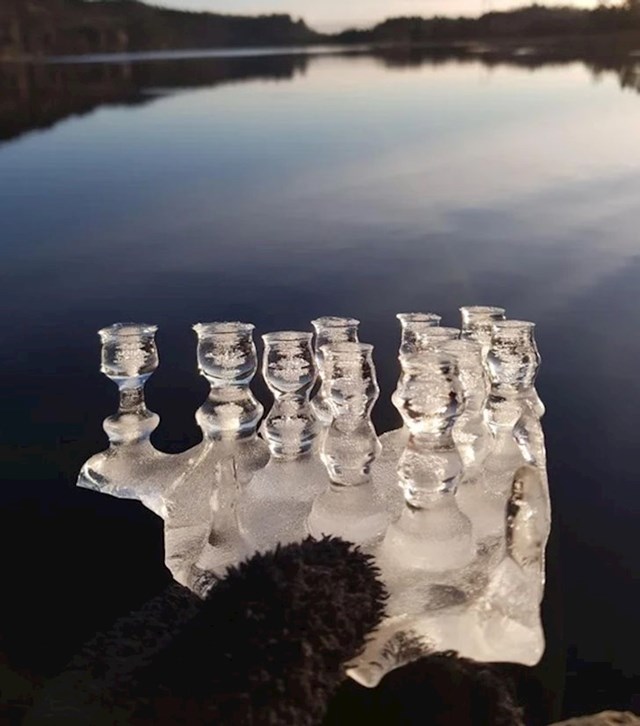8. Šahovske figure od leda