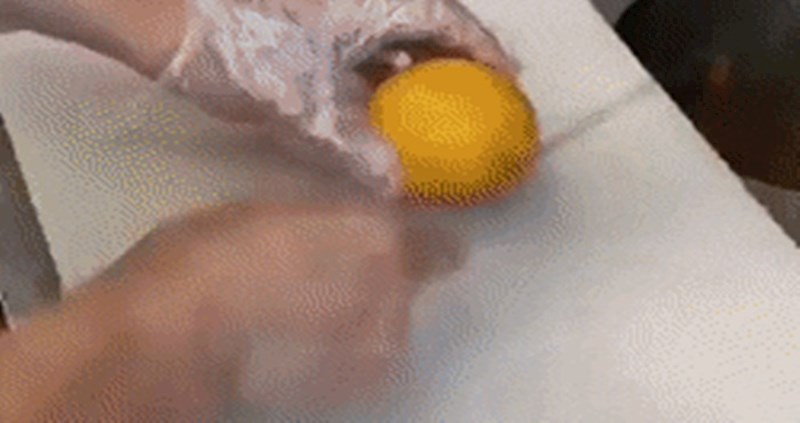 Zabavan način guljenja naranče koji ćete poželjeti odmah isprobati