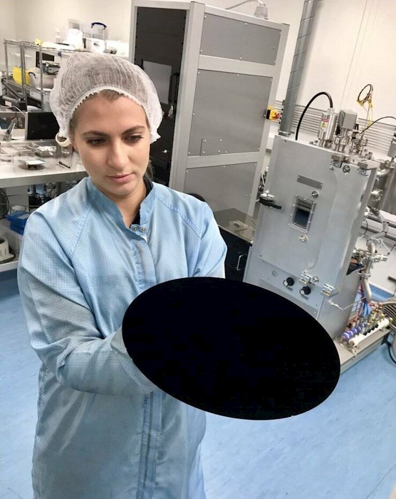 14. Ovo nije fotošop - već Vantablack. Najtamniji materijal trenutno poznat čovječanstvu.
