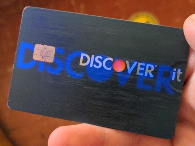 13. Kreditna kartica ima skriveni logo koji se vidi samo pod UV svjetlom