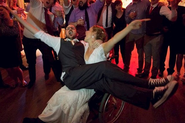10. Mladenka je netom prije vjenčanja slomila nogu. No to ju nije spriječilo da otpleše prvi ples na nezaboravan način!💪🏼