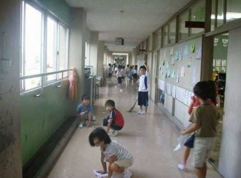 19. Isto to moraju raditi i školarci nakon nastave - tradicija nalaže da i oni pomažu u održavanju škole čistom