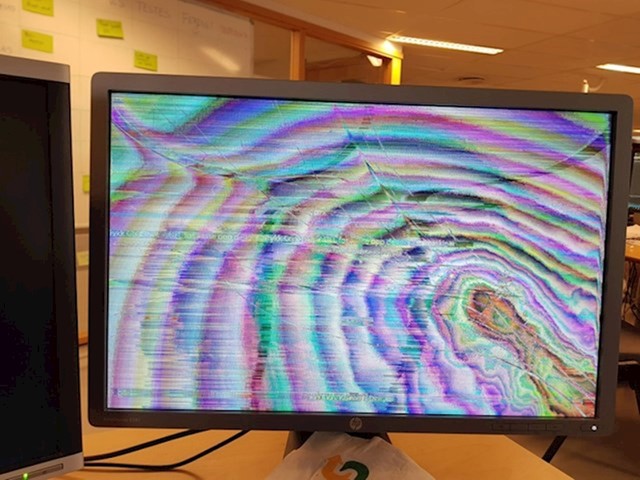11. Njezin monitor odlučio je otići na bolovanje