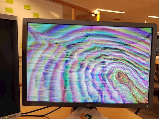 11. Njezin monitor odlučio je otići na bolovanje
