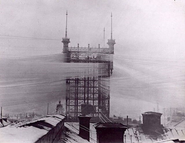 24. Telefonski toran u Stockholmu s otprilike 500 telefonskih žica. Godina je 1890.