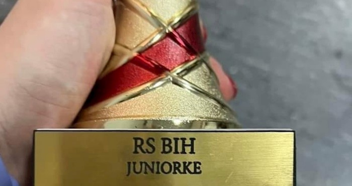 Netko je u BiH na pobjedničkom peharu primijetio prečudnu jezičnu konstrukciju, morate vidjeti