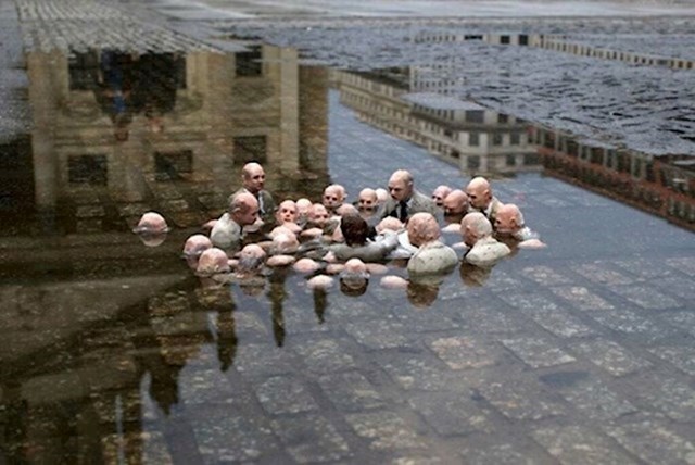 5. Ova skulptura u Berlinu zove se "Političari razgovaraju o globalnom zatopljenju".