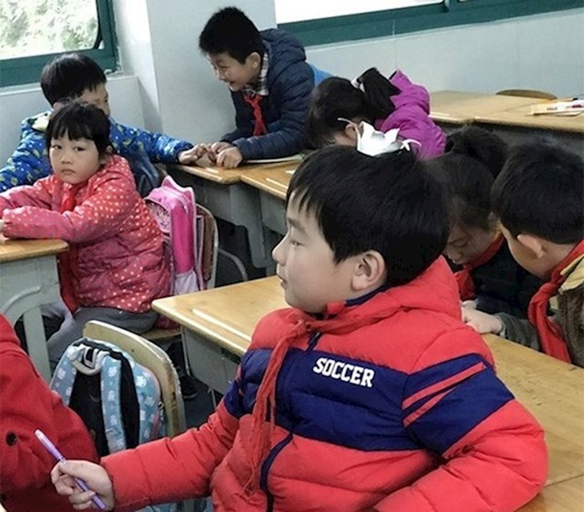 8. Mnoge škole nemaju centralno grijanje pa je sasvim normalno vidjeti djecu kako sjede u učionici u zimskoj jakni.