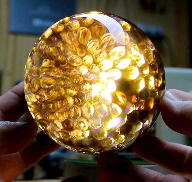 1. Napravio je lampu od osinjeg gnijezda.