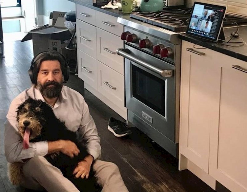 19. Niti jedan Zoom sastanak ne prolazi bez psa kojeg apsolutno nije htio