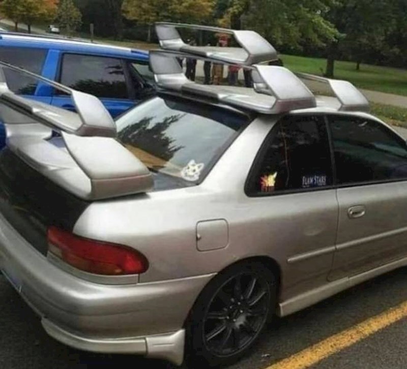 11. Auto pored kojeg ne možete proći bez da se okrenete