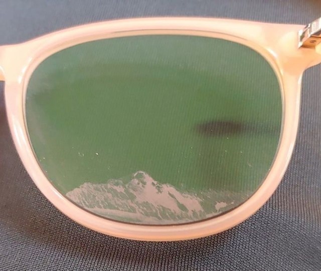 Prljavština na naočalama izgleda kao planina.