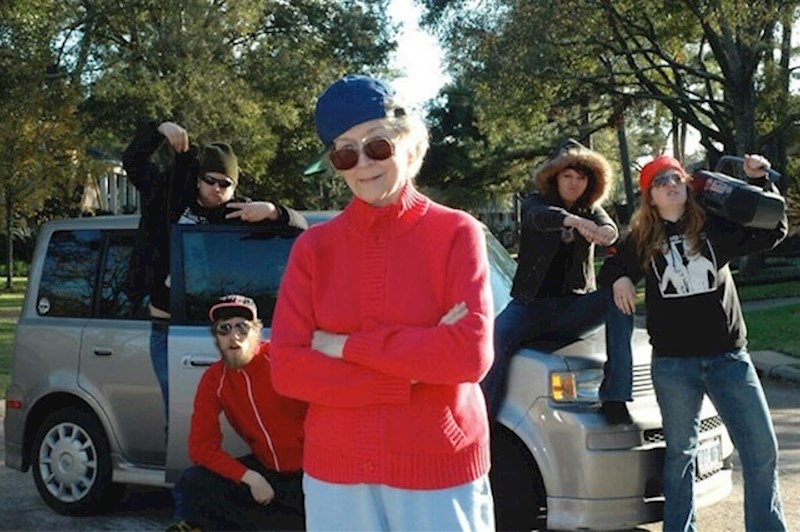 12. Moja baka nedavno je preminula. Ovo je moja najdraža fotka nje i bila je iznenađenje koje smo mi unuci i ona priredili roditeljima.