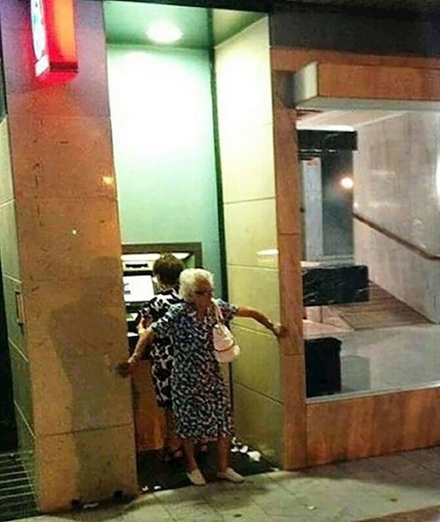 10. Baka čuva leđa prijateljici dok koristi bankomat.