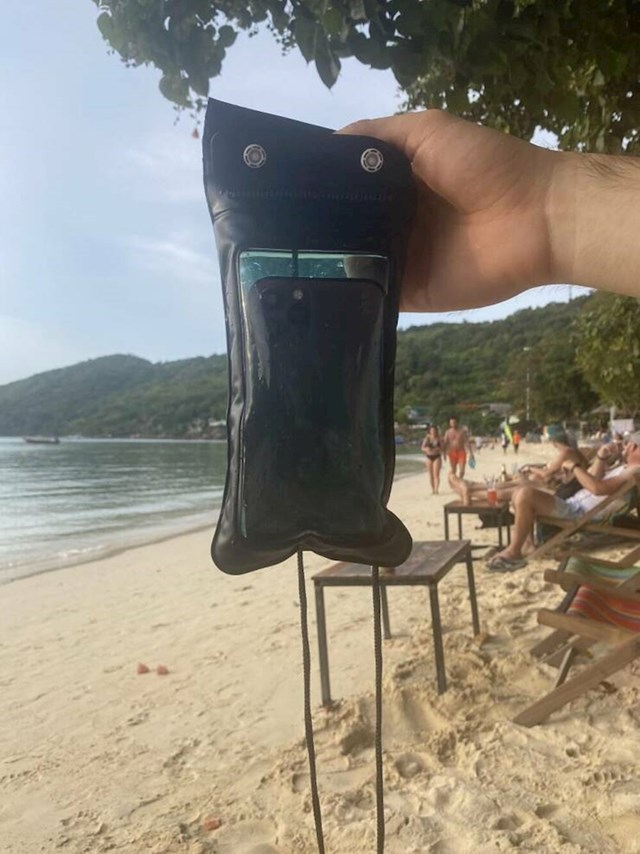 15. Kupio sam ovu zaštitu za mobitel na Tajlandu da mogu snimati dok ronim. Ne funkcionira baš najbolje.