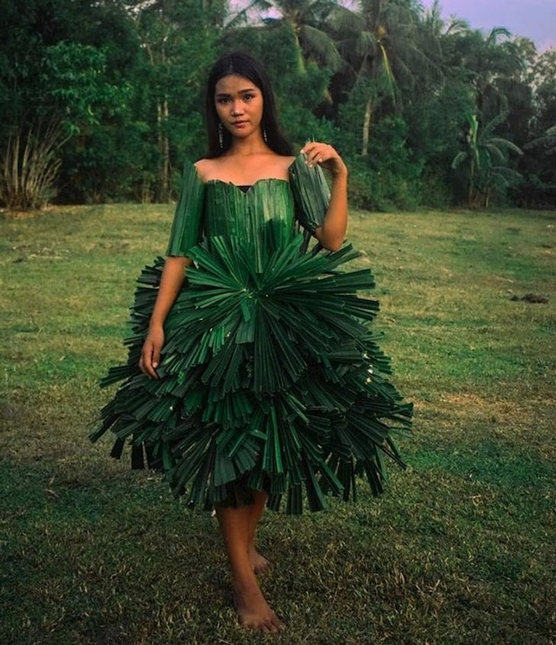 7. Mladenka koja se odlučila odjenuti drugačiju vjenčanicu - izrađena je od lišća!😍