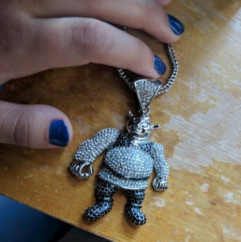 10. "Prijatelji mi nisu vjerovali da sam stvarno kupila ovo, pa evo slika privjeska Shreka na mojem noćnom ormariću."