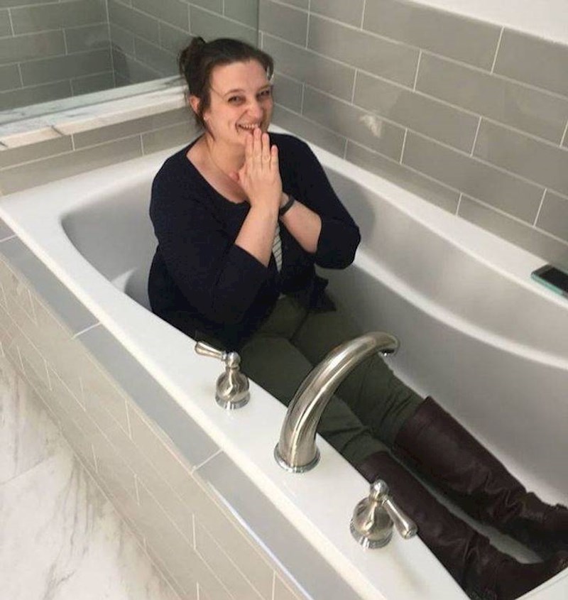 12. "Nakon što sam dva puta u šest mjeseci ostala bez posla, konačno sam dobila posao iz snova i iznajmila novi stan. Koji ima kadu!"