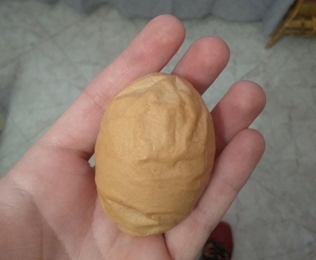 Kokoš je snjela malo kvrgavo jaje🙃