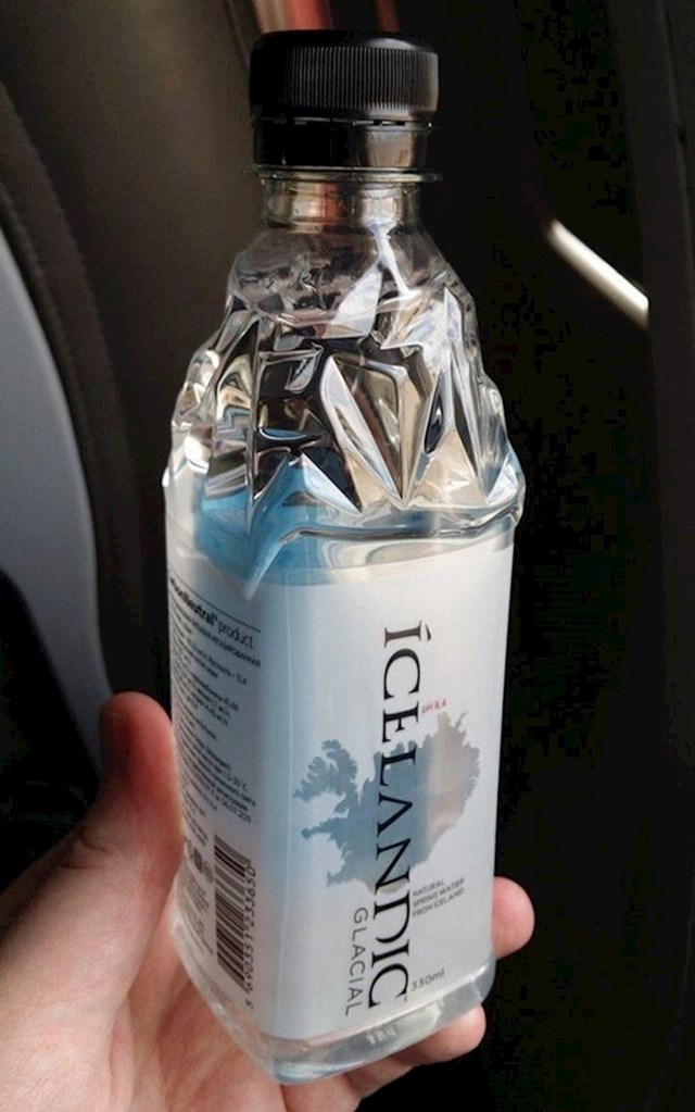 17. Na Islandu postoji voda koja dolazi u "zgužvanoj" boci, tako da nalikuje ledenjaku.