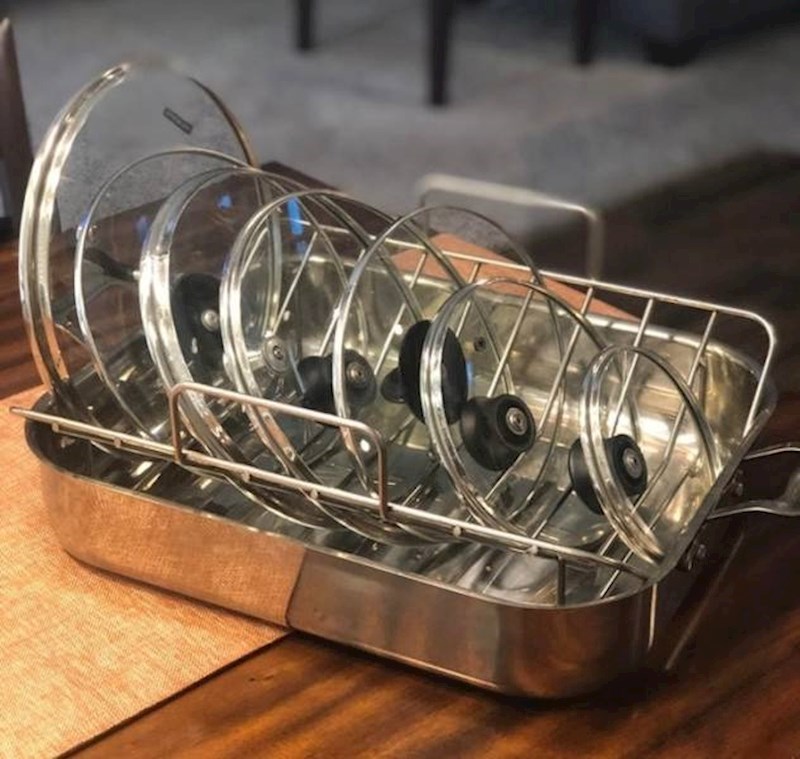 3. Ako imate posudu za pečenje sa rešetkom, u njoj možete držati poklopce lonaca