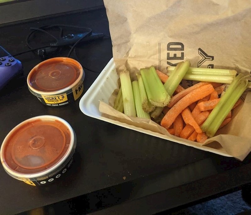 6. Naručio sam pileća krilca. Stiglo mi je povrće...