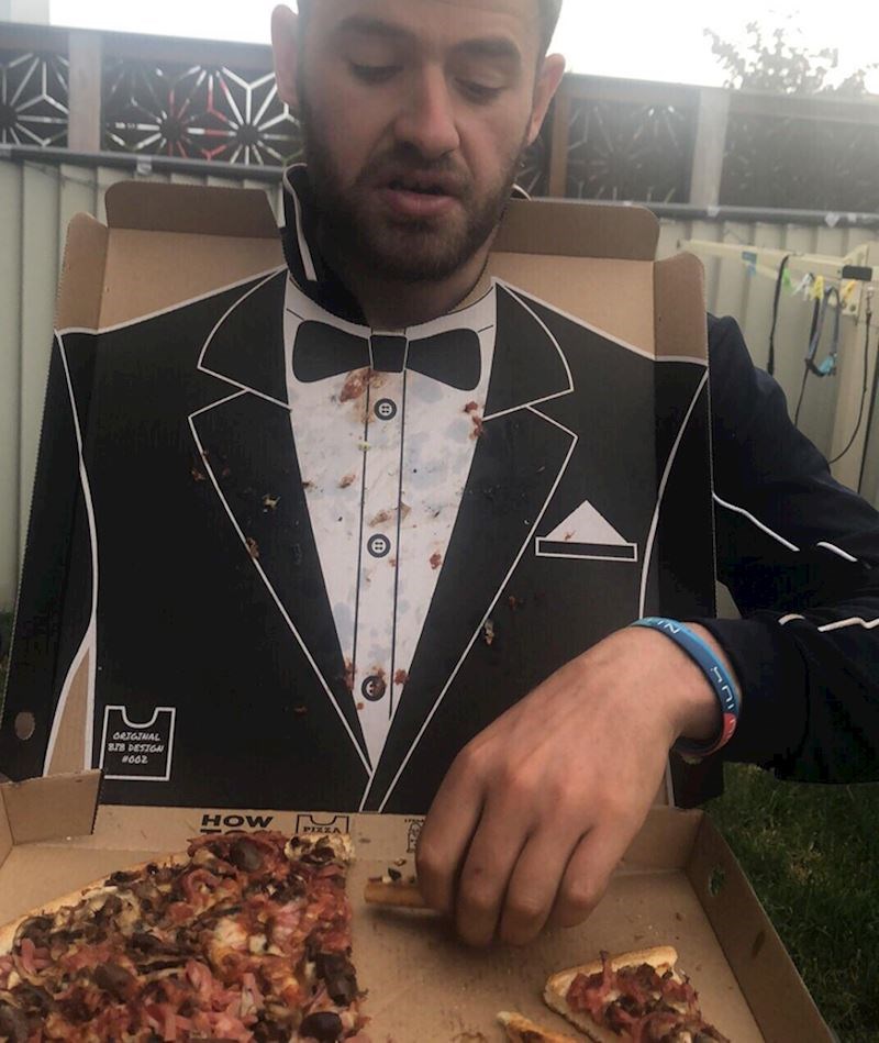 4. Karton za pizzu kojeg možete iskoristiti da ne zamažete odjeću. Još izgleda i kao da nosite smoking!😜