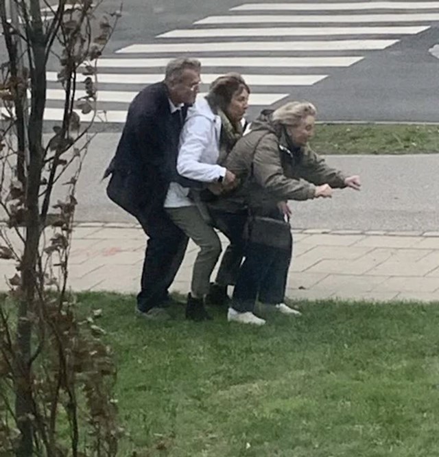 1. Ova simpatična ekipica pravi se da vozi motor nasred ulice