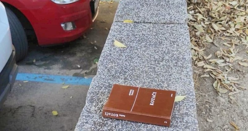 Bizaran prizor iz Splita totalni je hit na Fejsu, morate vidjeti što je netko ostavio na zidiću