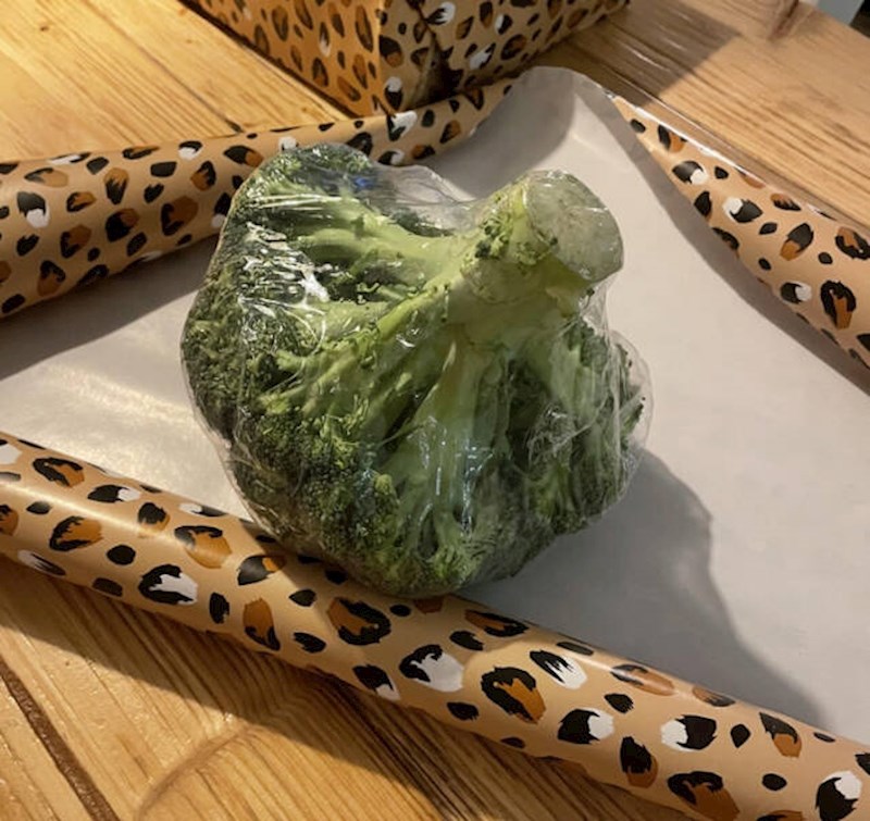 5. "Naš sin slavi 5. rođendan. Kupili smo mu Nintendo Switch, ali prije toga dobit će ovo."