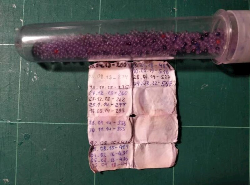 10. Ona skuplja malene loptice u spremniku od tinte još od srednje škole