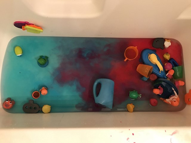 10. Kada nakon što se u njoj kupalo i igralo dijete izgleda kao neka apstraktna slika
