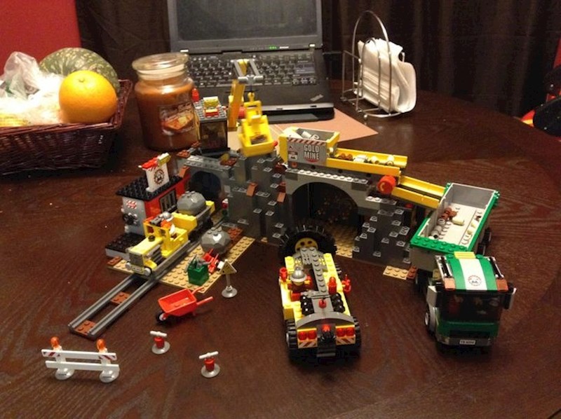 14. Moj muž je odrasli inženjer rudarstva. Mama mu je kupila ovo za rođendan i slagao ga je cijelu noć i bio presretan.