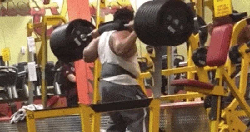 Htio je podići teški uteg, ali uspio je napraviti samo nered i kaos