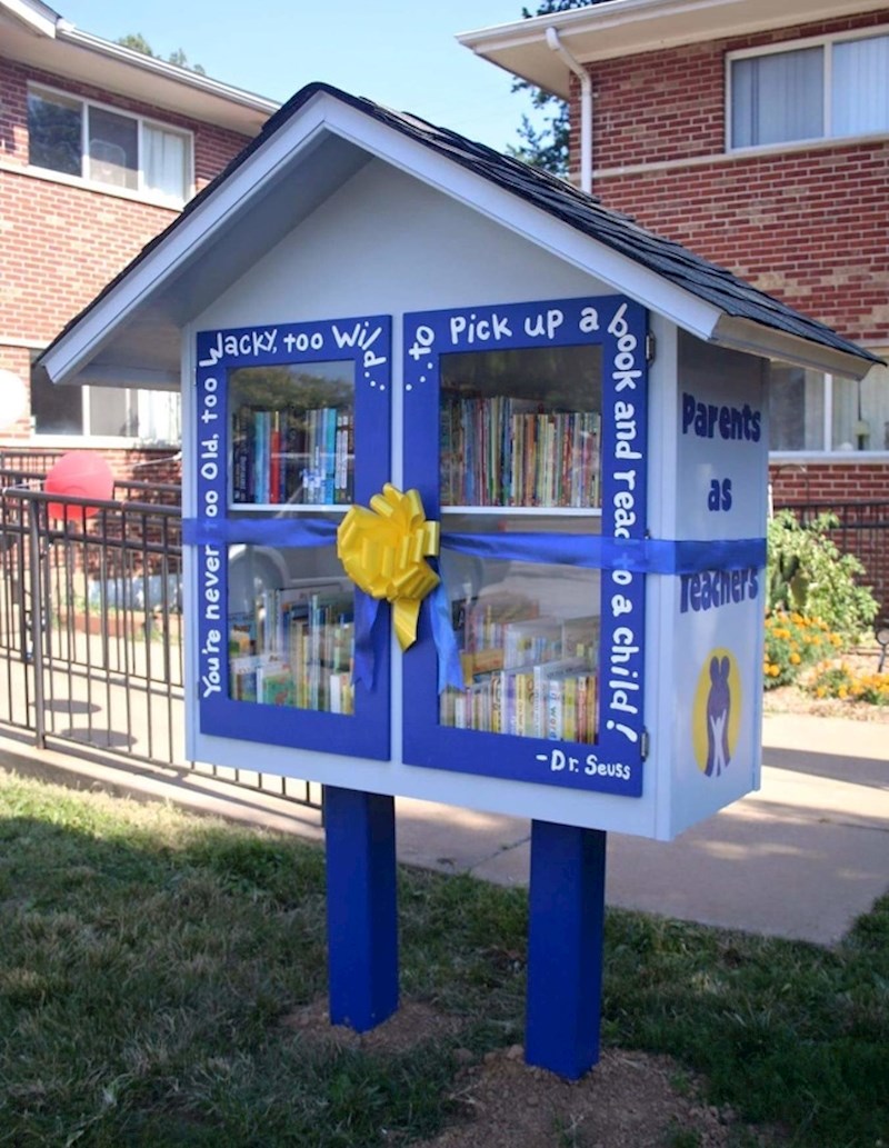 "Ulična knjižnica koju je osmislila i napravila moja mama."