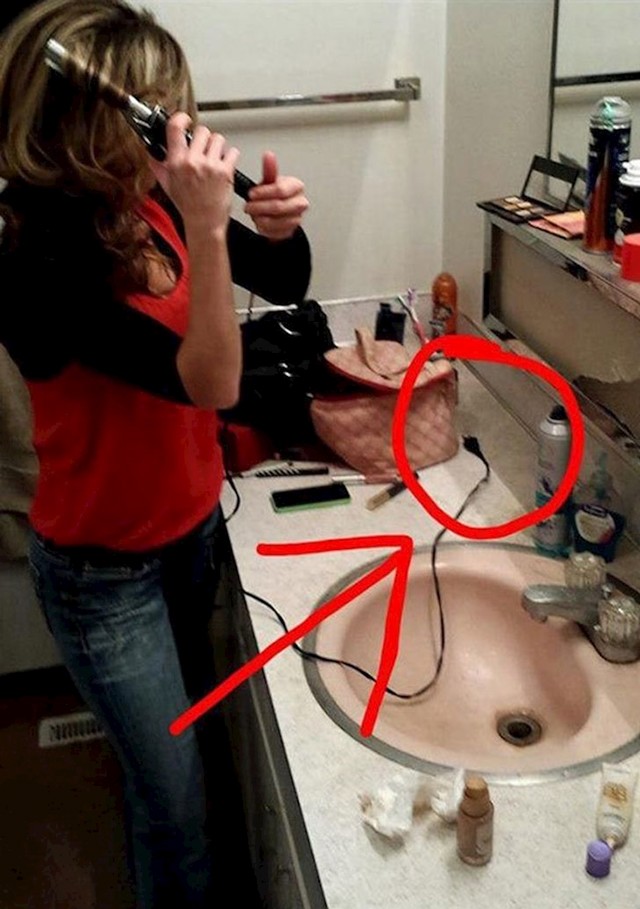 14. Misli si kako joj dugo treba da napravi frizuru😂