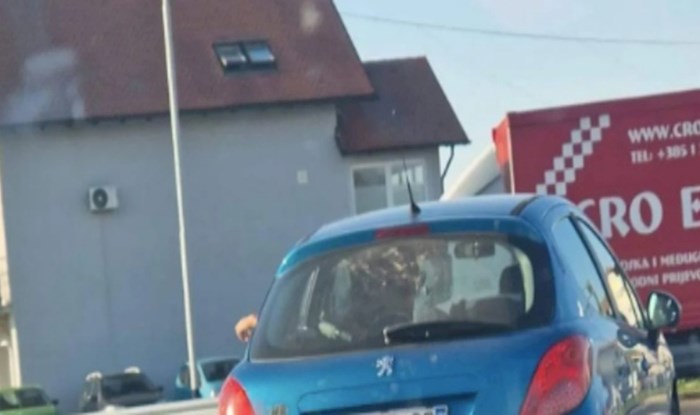 Bizarno postavljena tablica na ovom autu začudila je i nasmijala mnoge, ovo je baš teško objasniti