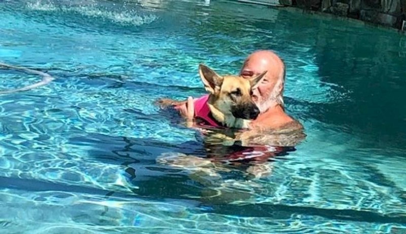 14. Rekao je da psi smrde i da ne želi imati veze s njima. Sad se on i njegova njemačka ovčarka kupaju zajedno u bazenu.