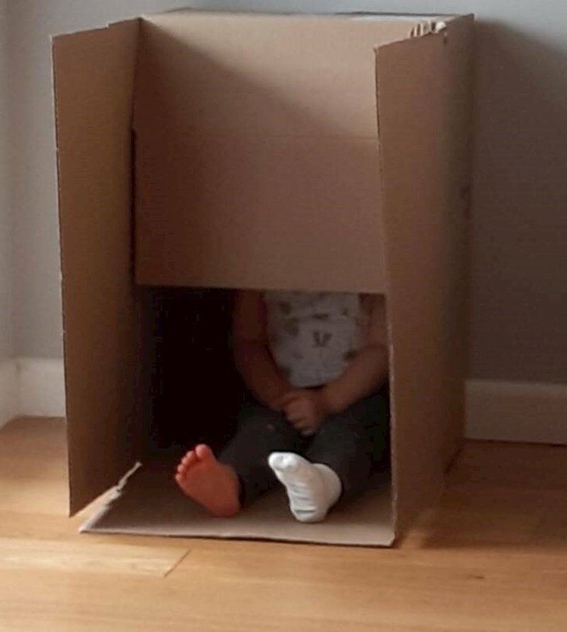 2. Sin i ja igrali smo se skrivača i on je apsolutno uvjeren u to da ga ne mogu pronaći i da je nevidljiv. Sjedi ovako već sat vremena, a ja uživam u miru.