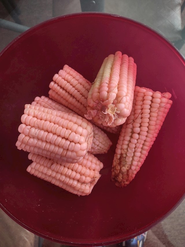 11. Skuhala je batat s kukuruzom i rezultat je - ružičasti kukuruz!